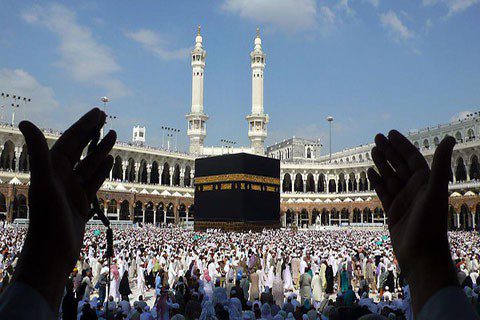 TOPSHOTS
Muslim pilgrims perform the final walk (Tawaf al-Wadaa) around the Kaaba at the Grand Mosque in the Saudi holy city of Mecca on November 30, 2009. The annual Muslim hajj pilgrimage to Mecca wound up without the feared mass outbreak of swine flu, Saudi authorities said, reporting a total of five deaths and 73 proven cases. AFP PHOTO/MAHMUD HAMS (Photo credit should read MAHMUD HAMS/AFP/Getty Images)